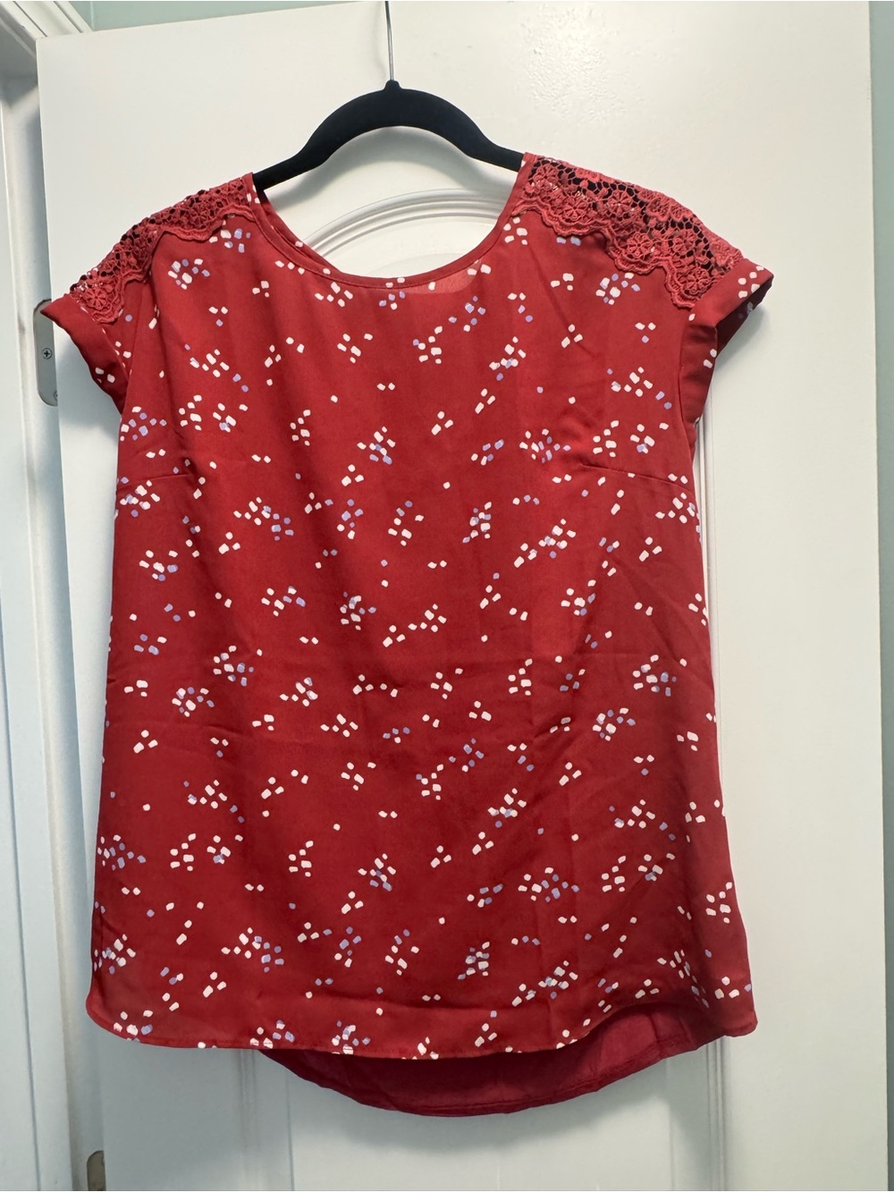 Fortune + Ivy Women’s Medium Burgundy Lace Shoulder Printed Blouse